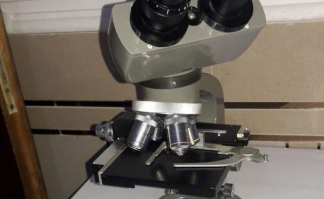 میکروسکوپ دوچشمی آزمایشگاهی